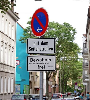Wer hier sein Auto abstellen will, braucht einen Anwohnerparkausweis. Der kostet aktuell 30,70 Euro pro Jahr – ab Januar sind es 63,75 Euro.