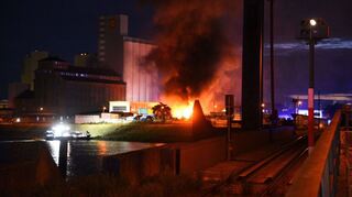 Feuer auf der Friesenheimer Insel.