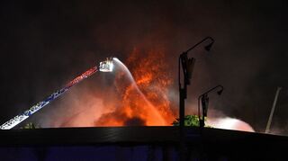 Die Feuerwehr rückte mit einem Großaufgebot zum Brand auf der Friesenheimer Insel aus.