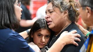 Große Trauer in Uvalde. Ein 18 Jahre alter Amokschütze verbarrikadierte sich in Texas in einer Grundschule und tötet 19 Kinder und zwei Lehrer, alle in einem Klassenzimmer.