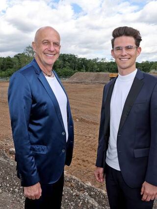 Investoren Rolf und Tom Balschbach (v.l.) auf dem neuen Areal.