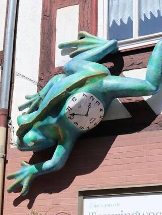 Eine der vielen Froschfiguren in Büdingen.