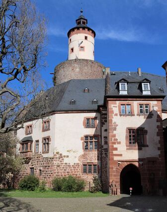 Um 1170 errichtet und nie zerstört: Das Büdinger Schloss hat viel Bausubstanz aus der Stauferzeit bewahrt und beherbergt beachtliche Sammlungen.