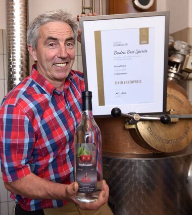 Helmut Koch ist stolz auf sein Kirschwasser und den Ehrenpreis, den er im Schwarzwald holte.