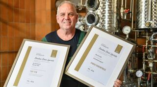 Obstbrenner Werner Volk aus Leutershausen hat nicht nur einen Ehrenpreis errungen, sondern ist auch unter die „Top Ten“ gekommen.