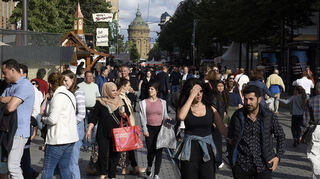 Die Planken sind bereits gut mit zahlreichen Besuchern gefüllt, die über das Fest spazieren.