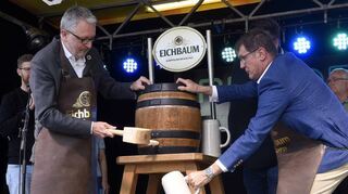 Sehr seltener Moment: Oberbürgermeister Peter Kurz (l.) beim Fassanstich zum Stadtfest, assistiert von Bürgermeister Michael Grötsch.