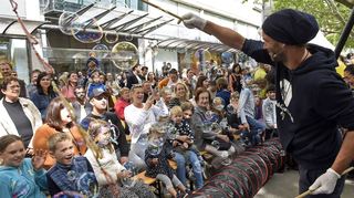 Seifenblasen und Konfettiregen: Die Eröffnung des Kinderfests vom Stadtmarketing auf den Kapuzinerplanken.