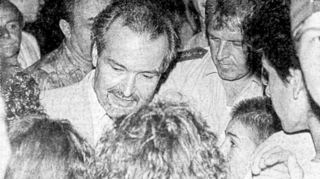 Der damalige Oberbürgermeister Gerhard Widder versucht am 28. Mai 1992, die Menge zu beruhigen.