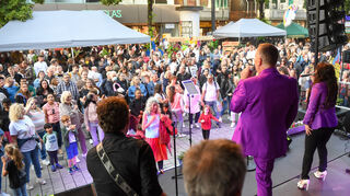 Die gut gefuellten Planken mit Besuchern von der Buehne aus zu sehen auf dem Stadtfest 2022 in Mannheim.
