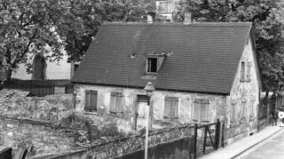 Die Reste der Synagoge und das baufällige jüdische Schulhaus in der Neckarstraße kurz vor dem Abriss in den 1960er Jahren.