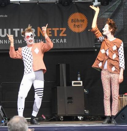 Die Schauspieler Robin Krakowski (l.) und Rocco Brück beim Auftritt.