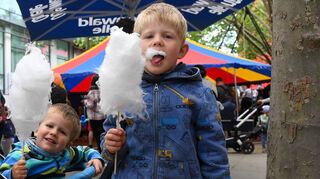 Zuckerwatte ist für den zweijährigen Laurenz und seinen fünfjährigen Bruder Leander Becker genau die richtige Stärkung für das Kinderfest, das vom Stadtmarketing organisiert wurde.