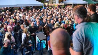 Egal vor welcher Bühne – es war viel los: Oben die Formation „acoustic Vibration“ auf der Bühne am Wasserturm, unten links die Peter Maffay Fake-Band auf der Feuerio-Bühne und unten rechts „Krüger rockt“ auf dem RNF-Truck.