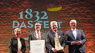 Joachim Gauck (2.v.r.) erhält den Hambacher Freiheitspreis 1832 von Roger Lewentz, Stiftungsvorsitzender Hambacher Schloss (r.) und Neustadts Oberbürgermeister Marc Weigel.