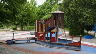Ärger über die Vorgehensweise im Herzogenriedpark: Der Wasserspielplatz hinter der Multihalle soll aufgegeben werden.