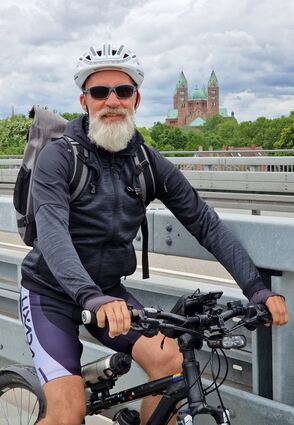 Frank Bug auf der Salierbrücke auf seinem täglichen Arbeitsweg von und zur Verei-nigten VR Bank Kur- und Rheinpfalz in Speyer. Im Hintergrund der Dom.
