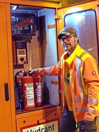 Wenn man den Feuerlöscher aus der Halterung nimmt, sperrt das den Tunnel.