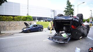 Der Porsche blieb nach dem Unfall auf dem Dach liegen. Im Hintergrund der beschädigte Opel Corsa.