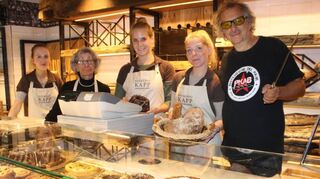 Bäcker Peter Kapp (r.) mit Team und Mutter Ilona (2.v.l.) bei der Öffnung des modernisierten Ladens 2015.