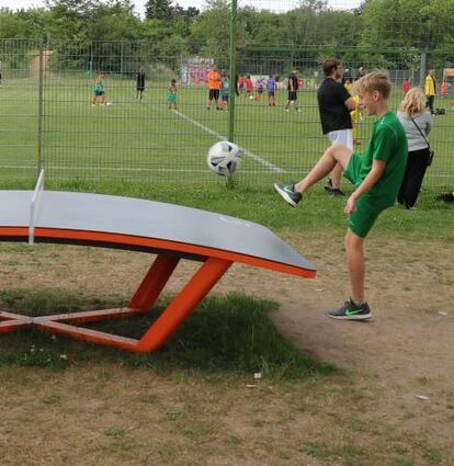 Im Familiensportpark West kann man jetzt Teqball betreiben.