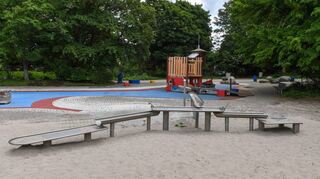 Seine Zukunft ist unklar: der Wasserspielplatz im Herzogenriedpark, nördlich der Multihalle.