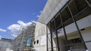 Das Kongresszentrum "Heidelberg Congress Center HCC" in der Bahnstadt steht als Rohbau, was mit dem traditionelleen Richtfest gefeiert wird. Es sprechen Peter Bresinski, Geschäftsführer der Gesellschaft für Grund- und Hausbesitz mbh Heidelberg (GGH), Oberbürgermeister Eckart Würzner, Mathias Schiemer, Geschäftsführer von Heidelberg Congress, und Rechtsanwalt Jobst Wellensiek.

Foto: Philipp Rothe, 30.05.2022
