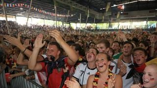 Begeisterte Massen: Public Viewing im Friedrichspark bei der Fußball-Weltmeisterschaft 2014, hier beim Viertelfinale Deutschland gegen Frankreich.
