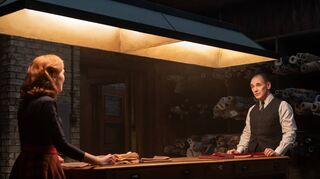 Zoey Deutch als Mable und Mark Rylance als Leonard in einer Szene des Films „The Outfit - Verbrechen nach Maß“.