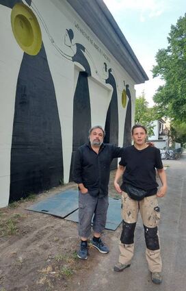 Das Künstlerduo Mehrdad Zaeri und Christina Laube vor ihrem Mural. Sie haben es auf dem Almenhof an dem Platz gestaltet, der zu Ehren von Revolutionärin Lisette Hatzfeld benannt wurde. Die Initiative "Frauenwege" hatte dies angestoßen.