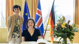 Im Beisein von Bürgermeisterin Stefanie Jansen (SPD) trägt sich die Autorin und First Lady Islands, Eliza Reid (r.), in das Goldene Buch der Stadt ein.