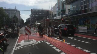 Hier dürfen nur Radfahrer in die Kunststraße fahren. Obwohl die Stadt die Spur bereits verengt hat, fahren bisweilen auch noch Autos durch.
