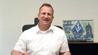 Locker und leger: Im weißen Kurzarmhemd und ohne Krawatte sitzt Achim Weitz, der neue Heddesheimer Bürgermeister, an seinem Schreibtisch im Rathaus und erledigt Unterschriften.