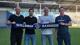 Christian Neidhart (m.r.) ist der neue Trainer des SV Waldhof.