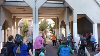 Helmut van der Buchholz präsentiert den Teilnehmern die weniger attraktiven Seiten der Stadt. Auch der „Eingang zum Hemshof“ ist Geschmackssache.