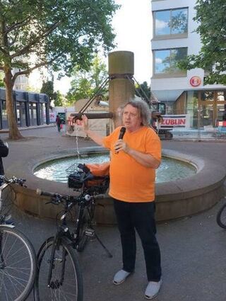 Van der Buchholz eröffnet die Tour am Friedrich-Wilhelm-Wagner-Platz.