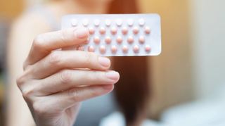 Immer sexuell verfügbar sein – während die eigene Libido unter der Hormoneinnahme leiden kann? Das ist einer der Kritikpunkte der feministischen Gesundheitsbewegung.