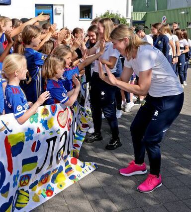 Die MHC-Kids klatschen die Besucherinnen ab.