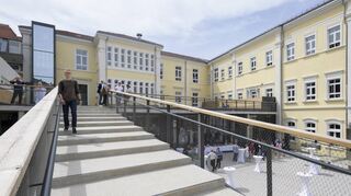 Eine breite Treppe führt auf die Dachterrasse, den höher gelegten Teil des neuen Schulhofs.