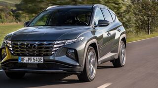 Die nach außen breiter werdenden Scheinwerfer lassen schon von weitem erkennen: Hier kommt der Hyundai Tucson.
