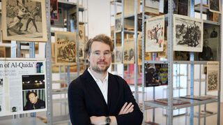 Sebastian Baden in der von ihm kuratierten Ausstellung „Mindbombs“, die bis 24. April zu sehen war.