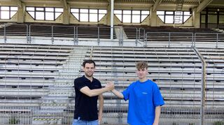 Dominik Kother (r.) bleibt eine weitere Saison beim SV Waldhof.