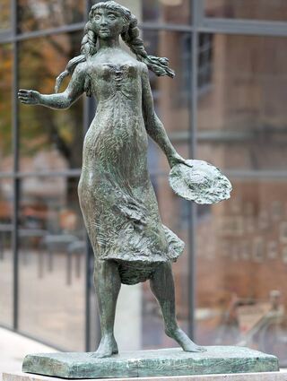 Die Statue "Käthchen von Heilbronn" des Künstlers Dieter Läpple steht in der Innenstadt.