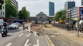 Großbaustelle auf der Kreuzung vor dem Hauptbahnhof – deswegen rollt der Verkehr dort nur äußerst zäh.