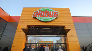 Logo eines Globus-Marktes auf einem Gebäude im Bezirk Medvedkovo in Moskau.