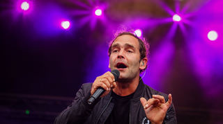 Sänger Axel Bosse bei einem Konzert.
