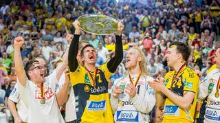 Das Ende des Vize-Fluchs: Andy Schmid (v.l.) hält 2016 neben Mikael Appelgren und Patrick Groetzki die Meisterschale in die Höhe.