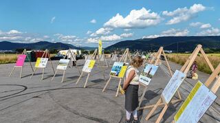 Wie geht es mit dem Airfield in den Pfaffengrunder Feldern weiter? Dieser Frage stellt sich die IBA. Antworten finden die Besucher vor Ort auf Infotafeln – auf ihnen sind Überlegungen zum Ausbau eines Landwirtschaftsparks abgebildet.