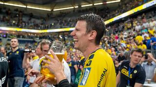 Andy Schmid gönnt sich nach dem Gewinn der Meisterschaft 2017 erst einmal einen Schluck Bier.