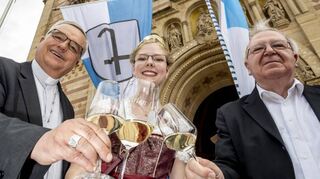 Der Weinort Kirrweiler bringt den Weinzehnt aus einem im Besitz des Bischöflichen Stuhls befindlichen Weinbergs zu Bischof Dr. Karl-Heinz Wiesemann (v. l.) – hier mit Weinprinzessin Marlen I. und Weihbischof Otto Georgens.